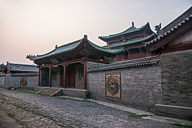 黄色片免费软件3.3.3：网络热传免费成人软件,法律安全风险引社会担忧-1